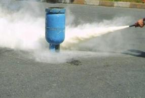 Kor yangını tozu da denilen ABC tozları ile geri ateşlenme engellenir. ABC tozları genelde mono amonyum fosfat ve sülfatları içerir.