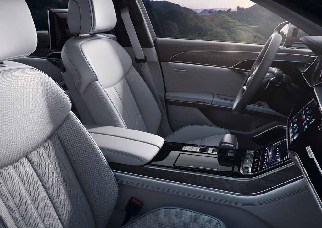 Deri donanımı (Paket 4) Audi exclusive Valcona deri Kişiye özel hatları olan Elmas gümüşü konfor koltuklar, okyanus mavisi biyeleri ve kontrast dikişleri ile birliktedir,