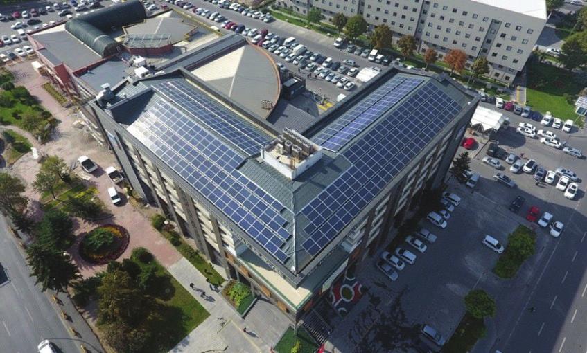 4 ENERJİ GÜNDEMİ Elektriğini Güneşten Alan Belediye Binası Melikgazi Belediye Başkanı Memduh Büyükkılıç, Belediye Hizmet Binası çatısında güneş enerjisinden elektrik üretimine başlanıldığını dolayısı
