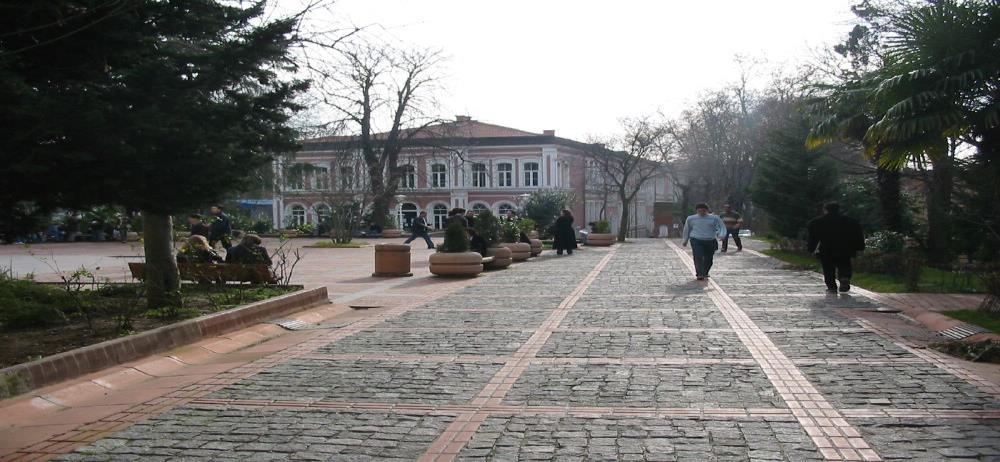 Tarihçe Yıldız Sarayı nın ikinci avlusunda yer alan ve sarayın en büyük yapılarından olan Çukursaray ın gelişim süreci ve saray içerisindeki diğer yapılar ile benzerlikleri incelendiğinde, Sultan