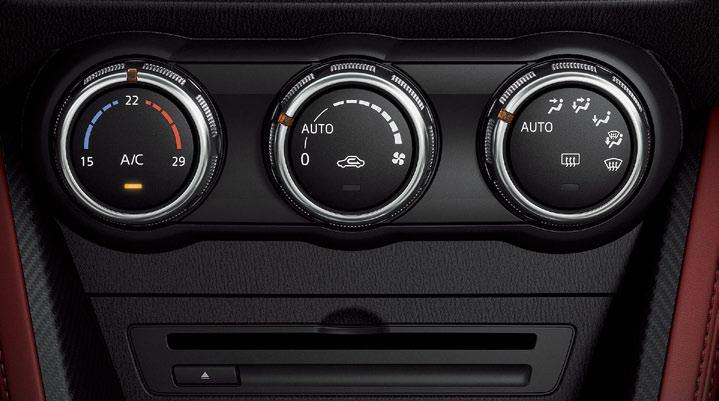 düğmesi Yol bilgisayarı G-Vectoring Kontrolü DİREKSİYONDA BLUETOOTH DÜĞMELERİ Mazda CX-3'ün Bluetooth kontol düğmelerine sahip