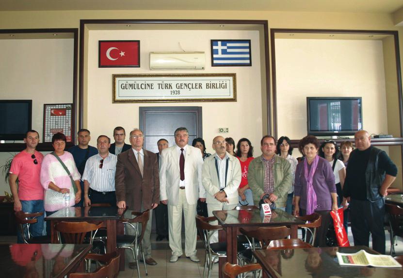 Burada Batı Trakya Türk Öğretmenler Birliği Başkanı Sami Toraman ve Y.K. üyeleri tarafından karşılanan öğretmenlere Birlik hakkında kısa bilgiler verildi.