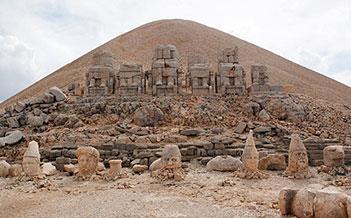 bulunamamıştır. Nemrut Dağı 1987 de UNESCO tarafından Dünya mirası alanı ilan edilmiştir ve dünyanın sekizinci harikası sayılır. Ülkemizde en çok gelişen turizm sektörü deniz turizmidir.