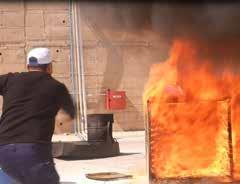 Kimyasal reaksiyon ayrıca soğutma aracı da ortaya çıkartır bu da yanan materyalin ısısını düşürür böylece diğer kimyasal köpükler devreye girerek alanda materyallerin yeniden alev almasının önüne