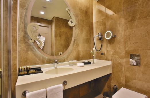 katlardaki Köşe Suite odalar 42 m² büyüklüğündedir. Oturma odası, yatak odası ve duşlu banyo içerir.