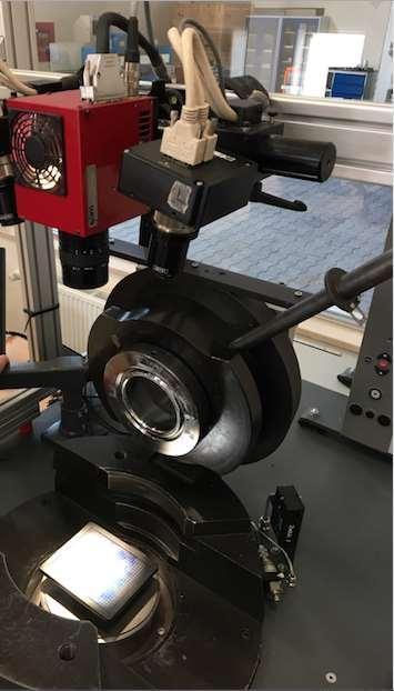 Mekanik Karakterizasyon AG KABİLİYET Sac metal malzeme üzerinde deformasyon ölçümü yapılabilmektedir. Test sırasında kuvvet ve deplasman verileri alınabilmektedir.