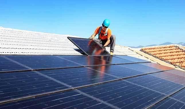 4 ENERJİ GÜNDEMİ Çatıda Elektrik Üreten Vergiden Muaf Maliye Bakanlığı tarafından hazırlanan düzenlemeye göre, evinin çatısında güneş veya rüzgâr paneli kullanarak elektrik üreten vatandaşlara vergi