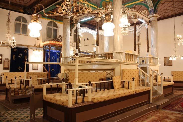 Şekil 4. Bikur Holim Sinagogu ana ibadet mekanı (Main praying room of Bikur Holim Synagogue) Şekil 5. Ölçüm ekipmanı (Measurement tools) olmuştur.