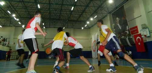 Yaklaşık 400 öğrencinin katıldığı kapanışta mini voleybol voleybol ve basketbol karşılaşmaları gerçekleştirildi.