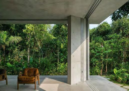 NEWS HABERLER Brezilya daki beton ev, sahiplerine ormanda yaşamanın keyfini yaşatıyor Bir kumsalın yakınındaki yemyeşil yağmur ormanları ile çevrili, Brezilya daki bu beton ev, doğanın tüm