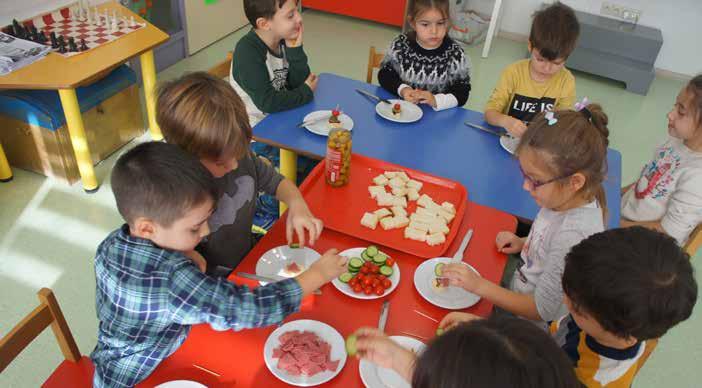 Sonrasında bunun yenilecek bir şey olduğunu ve malzeme olarak ekmek,