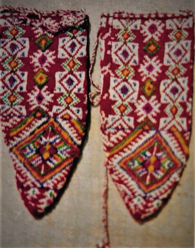 1.GİRİŞ El sanatı ürünlerinden biri olarak kabul edilen el örgüsü çoraplar, yörelere göre farklılıklar göstermekle birlikte ortak özellikler de taşımaktadır.