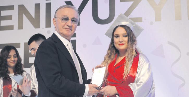Mütevelli Heyeti Başkanımız Dr. Azmi Ofluoğlu öğrencilere ödülünü verirken.