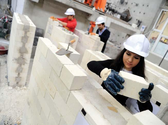 İNŞAAT MÜHENDİSLİĞİ Cumhuriyetin ilanıyla başlayan modern Türkiye nin kuruluşunda yollardan köprülere, barajlardan binalara kadar irili ufaklı pek çok yapıda yetiştirdiği mühendislerin katkısı olan