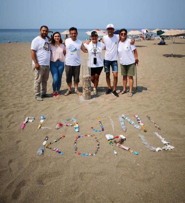 temizlikle ilgili farkındalık oluşturmak adına belediye kontrolünde bulunan Mavi Bayraklı plajlarda Mavi Bayrak Plaj Çevre Bilinçlendirme Projesi gerçekleştirdi.