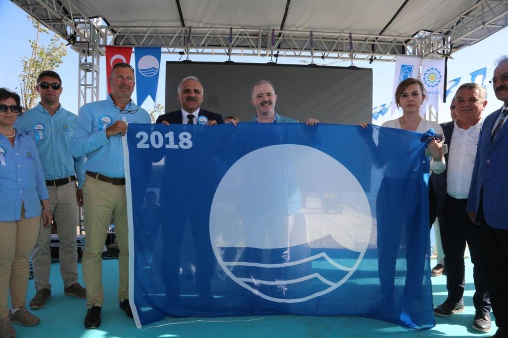 Mavi Bayrak ödül törenine; Van Valisi Murat Zorluoğlu, Tuşba Kaymakamı Meral Uçar, Tuşba Belediye Başkanı Doç Dr.