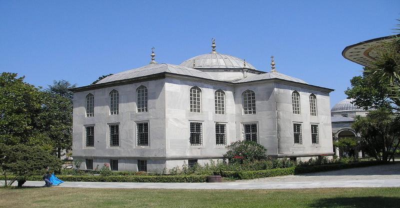 Yeniçağ da Doğuda (Osmanlılarda) Eğitim Fatih Sultan Mehmet döneminde açılan (1455) Enderun Mektebi (saray okulu) bu dönemdeki en önemli gelişmelerden birisidir.
