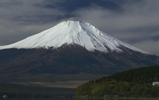Japonya nın Fiziki Coğrafyası Yer Şekilleri Japonya genel olarak engebeli bir ülkedir. Dağlar toplam yüz ölçümünün % 70 ini kaplar.