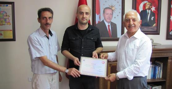 SEGEM Levha Kayıt Belgesini işletme sahibine teslim ederek hayırlı olsun dileklerini ileten Başkan Akçay, genç girişimci Selim Aydın a iş hayatında başarılar diledi.