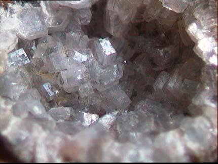 6 olarak adlandırılan başka bir faza geçmekte ve 350ºC de tamamen amorflaşmaktadır. Klinoptilolit ise 700ºC ye kadar kristal yapısını korumaktadır. 2.2.2 Hoylandit Ca(Al 2 Si 7 O 18 ).