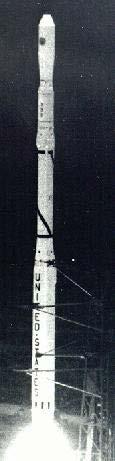 SCOUT Roketi İlk kez 1958 de uretildi ve bir yıl sonra dört kadameli olanı yapıldı. 1.Kademenin adı Algor ve 40 saniyede yakıtını yakarak 510,000 Newton luk bir itme sağlıyor. 2.