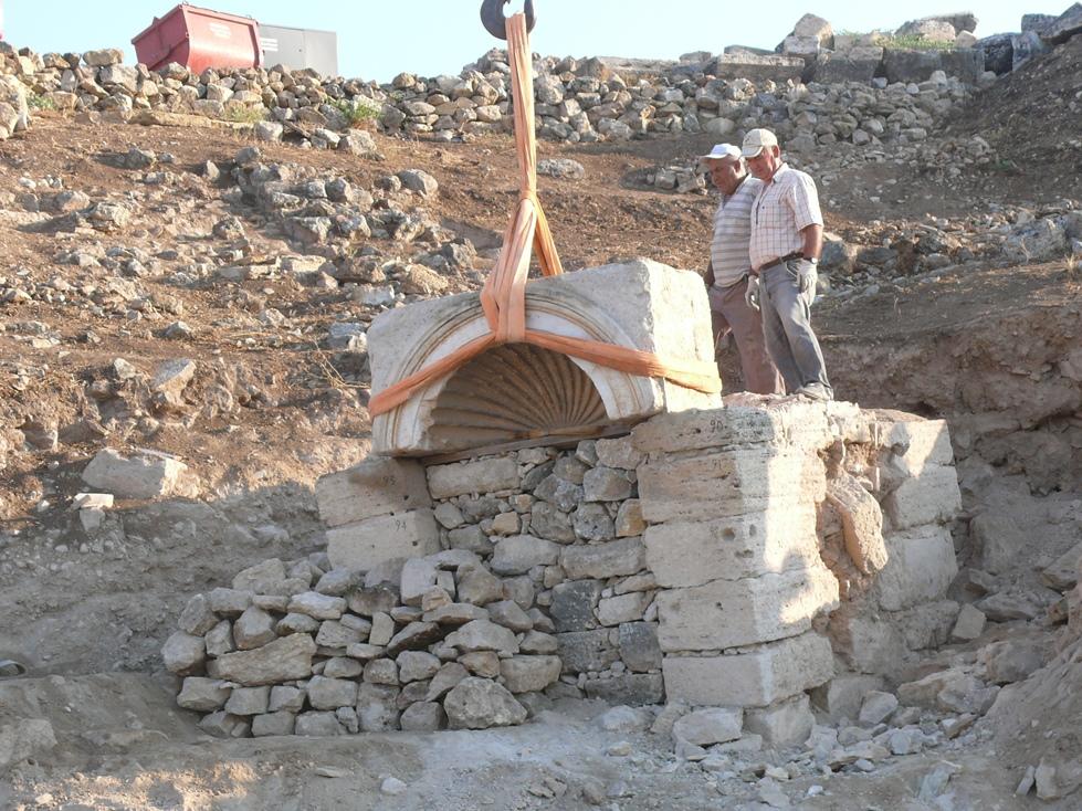 Bema alanındaki kazı devam etmektedir. Sunağın etrafındaki Orta Bizans Dönemi ne ait opus sectile döşeme gün ışığına çıkartıldı.