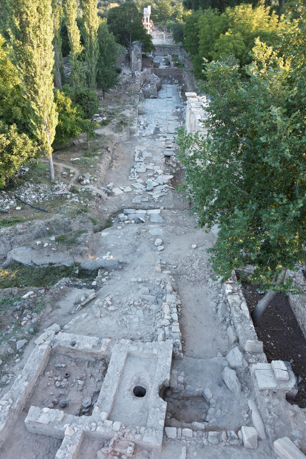 Resim 49: Tetrapylon Sokağı, ön planda Selçuklu hamam