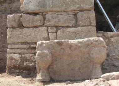 Rhodiapolis Roma Dönemi Anıt Mezarı 331 Fig. 3. Aslan ayak kabartmalı blok. Fig. 4. Zemin kaplama levhaları. Fig. 5. Zemindeki gömü bölmeleri Fig. 5a. Ana mekan 3d modeli Fig. 6.