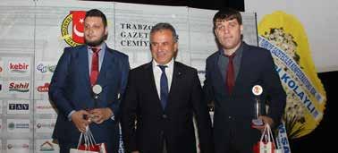 23 BORSAHABER Başarılı Basın Mensupları Ödüllendirildi Trabzon Gazeteciler Cemiyeti tarafından düzenlenen 2017 Yılının Başarılı Gazetecileri Yarışması ödül töreninde dereceye girenlere ödülleri