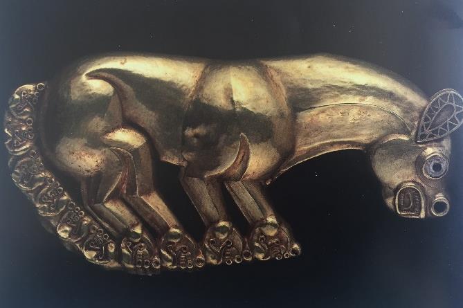 Petersburg Hermitaj devlet müzesinde bulunmaktadır (Baumer, 2012, s. 230). 8. Fotoğraf: İskitlere ait altından yapılmış hayvan üslubu yatan geyik 31.