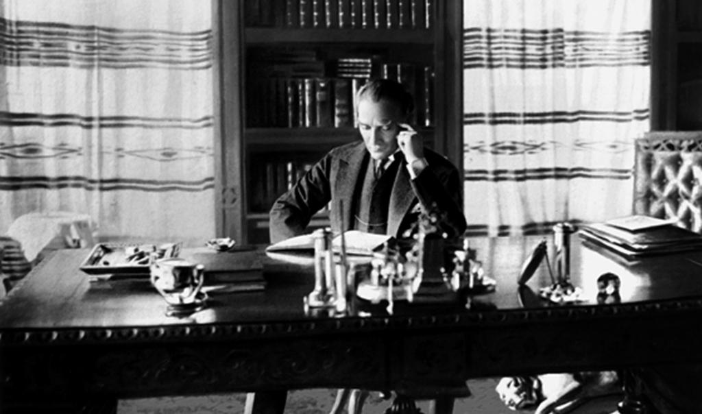 Atatürk üm, sizi tüm uluslar çok başarılı bir komutan olarak tanımıştı. Siz aynı zamanda barışçı bir dünya liderisiniz. Evet, yavrucuğum, barış içinde kardeşçe yaşamak tüm insanların hakkıdır.