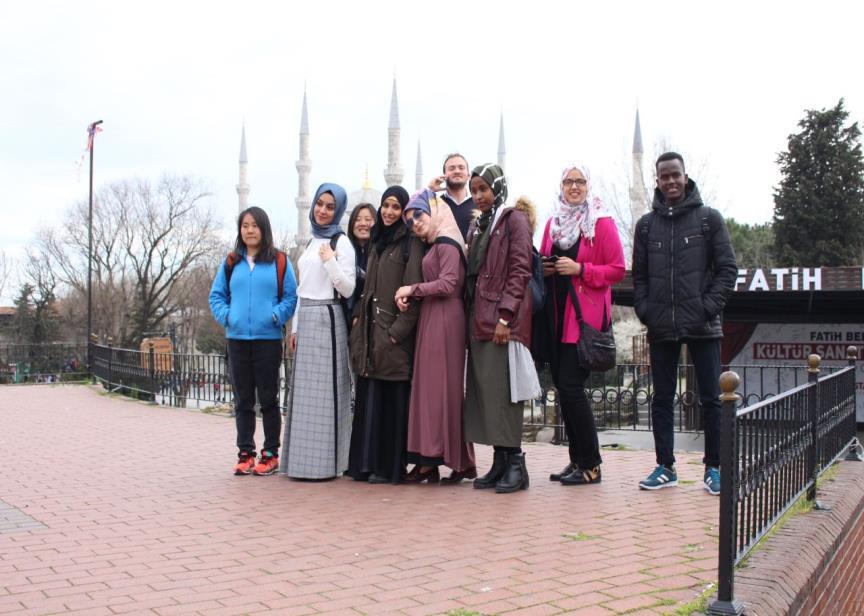 SÜLEYMANİYEDEYDİK 16 Mart Cuma günü gerçekleştirdiğimiz gezimizde Sultanahmet Cami ve Ayasofya müzesini ziyaret ederek sokak yürüyüşleri yaptık.