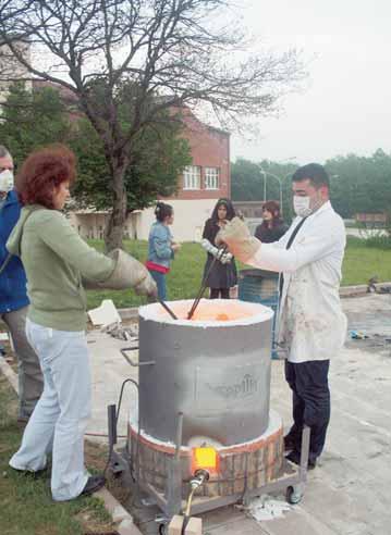 500 Seramik Heykel Raku Çal fltay festival coflkusunu art rd Abant zzet Baysal Üniversitesi Bahar fienlikleri kapsam nda düzenlenen Raku F r n nflas ve Raku Piflirimi Çal fltay, 20-23 May s 2009