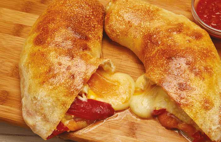 STROMBOLI 1. Hamuru yakl. yarım santimetre kalınlığa erişine dek döndürün. 2. Şimdi jambon, peynir ve paprikayı hamurun bir tarafına yerleştirin ve hamurun diğer tarafını bunun üzerine kapayın.