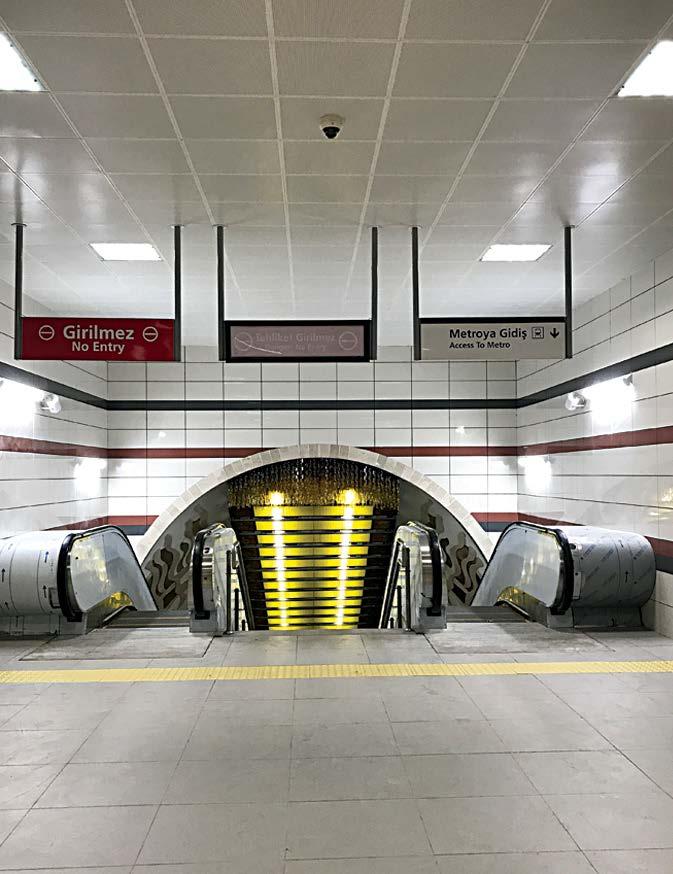 Ana hat, Üsküdar İstasyonu nda Marmaray Hattı ile Dudullu İstasyonu nda Dudullu-Bostancı Metro Hattı ile bağlantılı olarak çalışmakta ve Çekmeköy İstasyonu nda