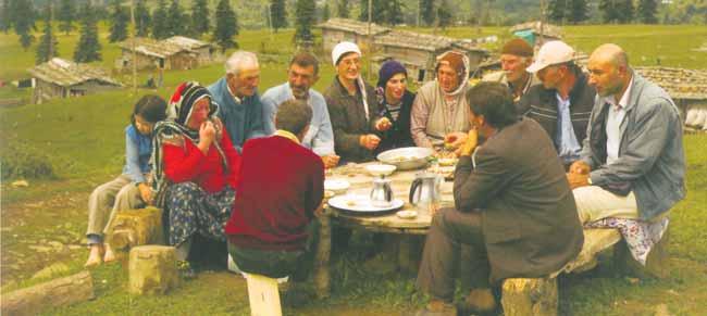 Kutul Yaylasý nda masmavi gözlü yaðýz Dursun Aða nýn, eski günlerindeki heybetini çoktan yitirmiþ iki odalý hanýnda konaklýyoruz (Ýnsanlar birbirlerine bey yerine buralarda aða diye hitap ediyor.).