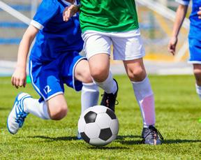 BRANŞLAR FUTBOL Futbol öğrenmek ve bu yolda yeteneklerini geliştirmek isteyen çocuklarımızın, eğitimlerini