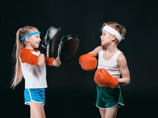 BRANŞLAR KICK BOKS Kick Boks branşında kendini geliştirmek isteyen çocuklarımıza, uzman eğitim kadromuzla haftanın 3 günü Gaziosmanpaşa Belediyesi