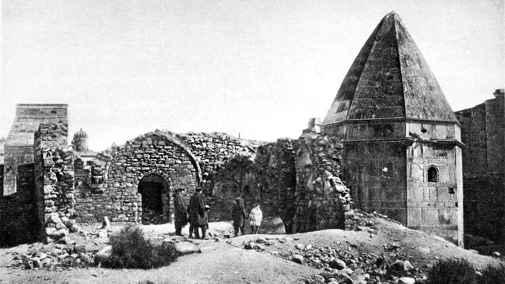 Soykırım Bakü de, Ermeni-Bolşevik müfrezeleri, Azerbaycanlılara ait tüm büyük kamu binalarını kasıtlı olarak yok ediyordu önemli sebebi Kafkasya da ciddi bir insan gücüne sahip