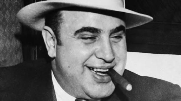 1920 lerde IRS ve FBI birlikte çalışarak vergi kaçakçılığından dolayı Al Caponeu