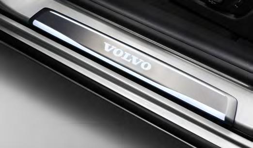 Aydınlatmalı eşik kaplamalarımızı eklediğinizde kapıyı her açıp S60 ınıza bindiğinizde şık bir karşılamaya sahip olacaksınız; fırçalanmış paslanmaz çelikten kaplamanın içindeki Volvo logosu iç