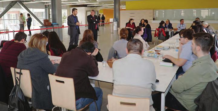 Böylece kitaplarda görmüş oldukları kuramsal bilgileri ilgili birim laboratuvarlarında öğretim elemanları ile birlikte pratiğe dönüştürüyorlar.