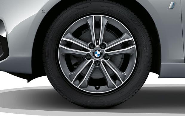 tampon 7 inç, Yıldız kollu, stil 379 hafif alaşım jantlar, farklı jant seçenekleri mevcuttur Otomobilin yan kısmında "Sport Line" yazısı (BMW Serisi