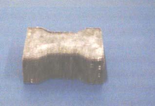 bordür numunesi üretilmiştir. Aşınma deneyi için 35 cm lik parçalardan biri kesilerek 7x7x7 cm boyutlarında küp şeklinde numuneler elde edilmiştir.