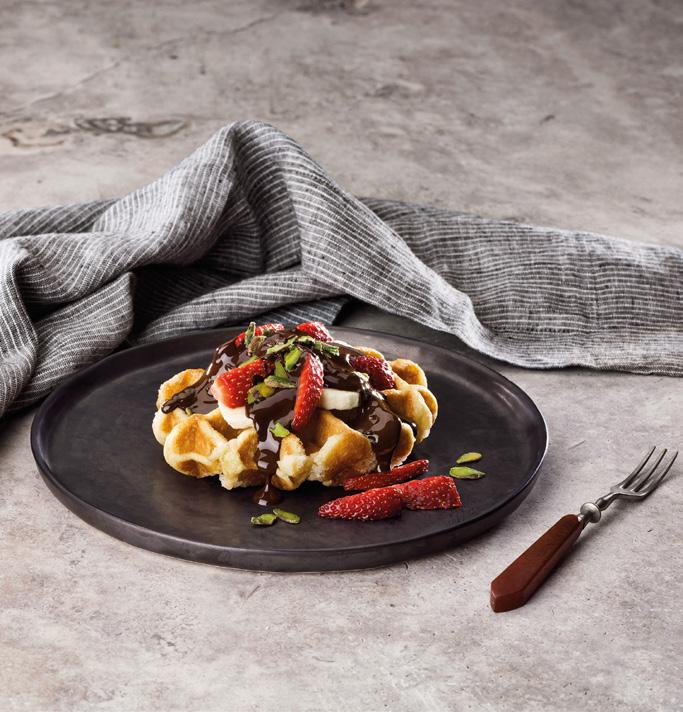 WAFFLE WAFFLE Muhteşem waffle lezzeti, en taze meyveler ve akışkan Godiva çikolatası ile birleşiyor.