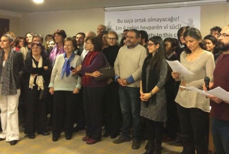 Barış İçin Akademisyenler in bildirisi 11 Ocak 2016'da düzenlenen basın toplantısıyla duyurulmuştu. Bildiride Türkiye den 1128, yurtdışından 355 i aşkın bilim insanının imzası vardı.