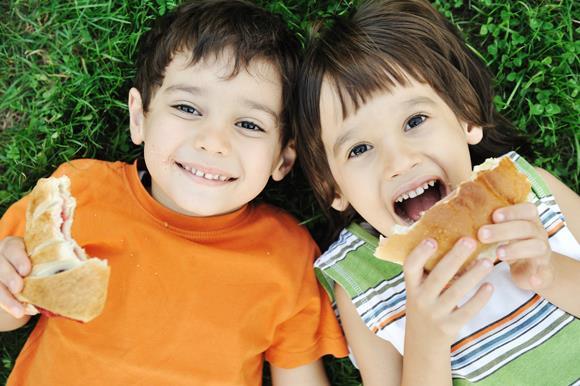 Nutrisyonel ihtiyaçlar Enerji ve besin öğesi ihtiyaçları çocuğun yaşına, cinsiyetine ve aktivite düzeyine göre değişiklik gösterir.