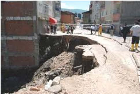 KAZI VE DOLGU İŞLERİ KAZI VE DOLGU İŞLERİ Açıkta yapılan 150 santimetreden daha derin kazı işlerinde ve her derinlikte yapılan temel ve kanal kazılarında yan yüzeylerin altlarının şerit gibi