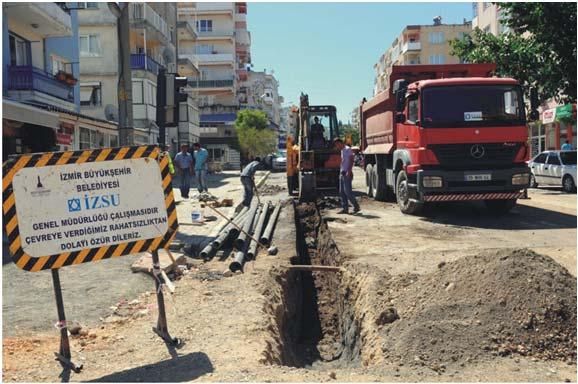 Kazı alanından çıkartılan hafriyat ile kazı kenarı arasında yeterli mesafe bulundurulur ve hafriyatın kazı alanına akma riski bulunuyorsa uygun bariyerler kullanılır.