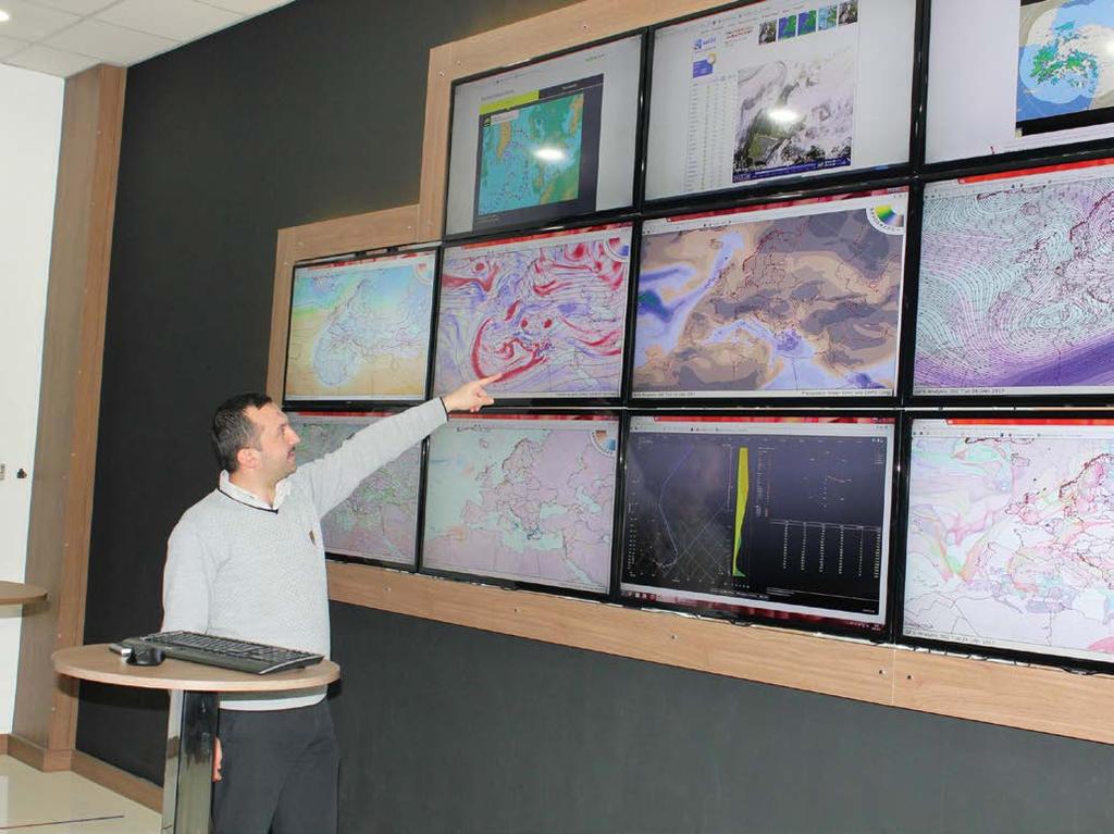 METEOROLOJİ MÜHENDİSLİĞİ gösteren haritaların aynı anda yorumlanabildiği ve böylece öğrencilerin bilgi ve becerilerini kullanabildiği kapsamlı bir araştırma altyapısına sahip programın; meteoroloji